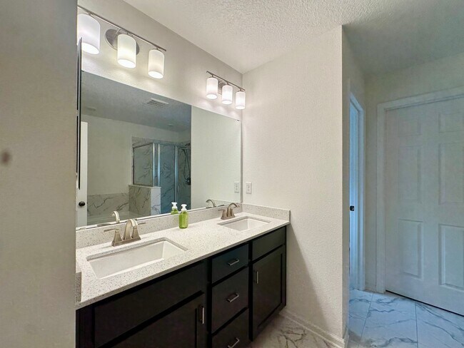 Building Photo - Spacious Home in Growing Area!