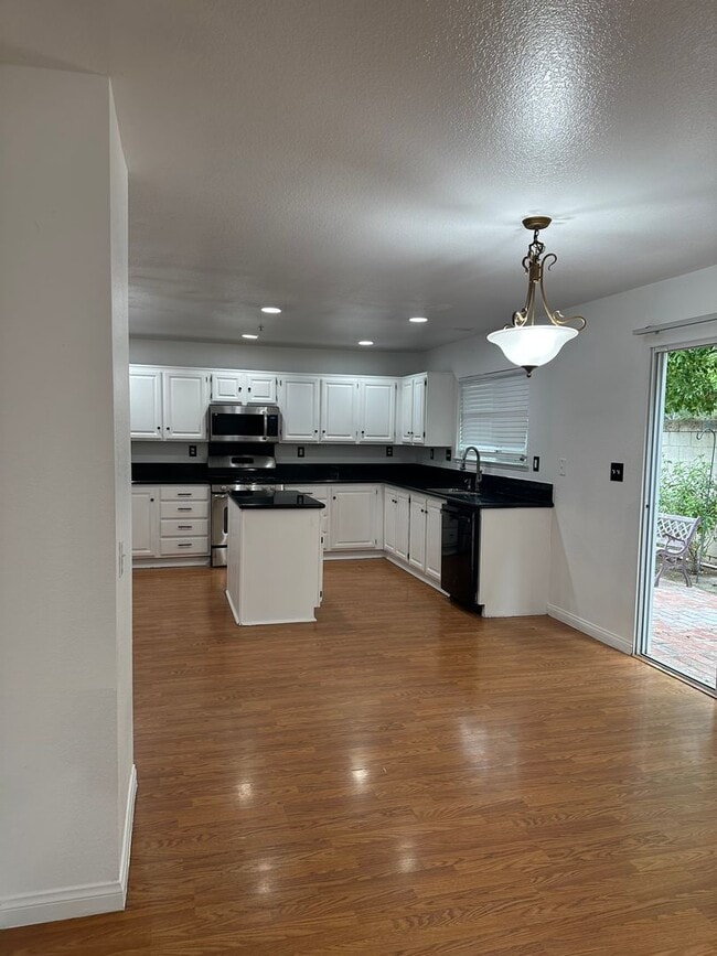 Building Photo - Stunning 3 Bed 3 Bath Duplex in Placentia with Open Floor Plan and Vaulted Ceilings.