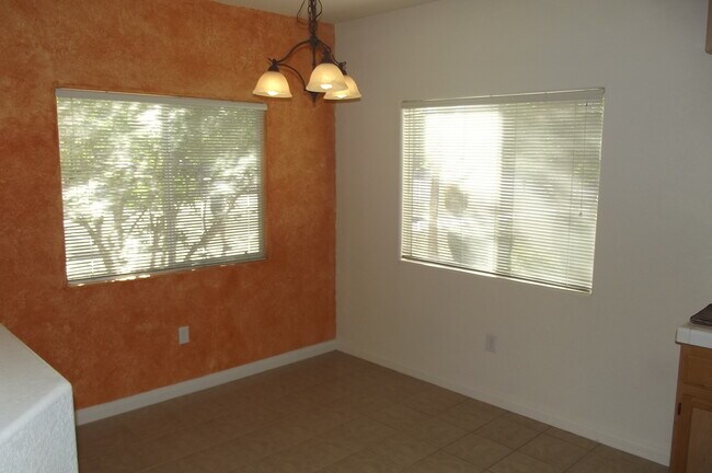 Building Photo - 1050 E Cactus Ave