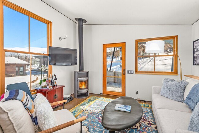 Building Photo - 2700 Juniper Hill Rd