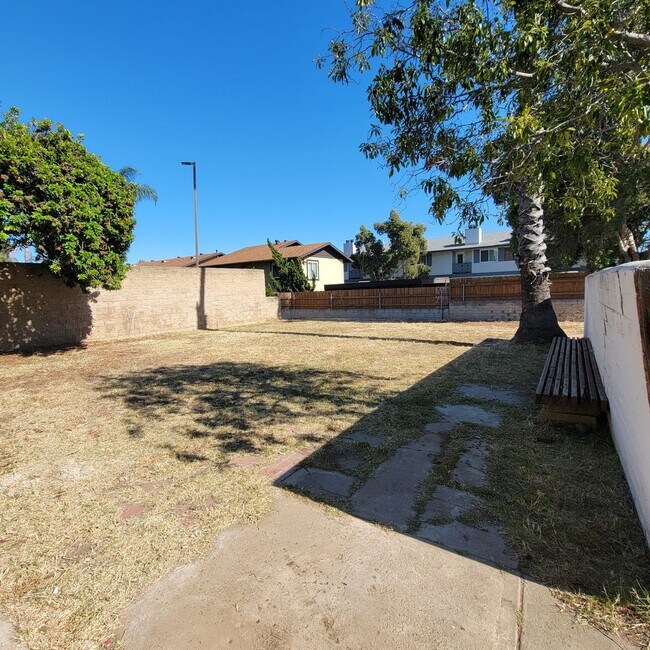 Building Photo - Adorable 2 bed 1.5 bath house with HUGE yard!!