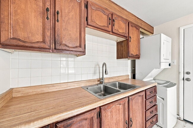 Building Photo - $1,495.95 - 2 Bed, 1 Bath Newly Renovated Duplex Unit!