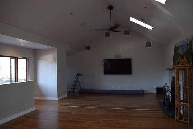 Building Photo - 402 S Clementine St