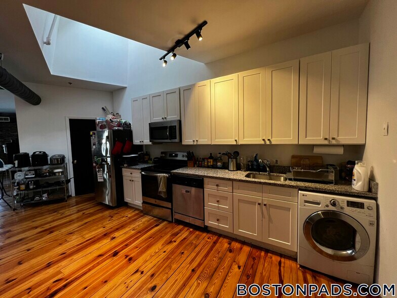 Building Photo - 600 Columbia Rd