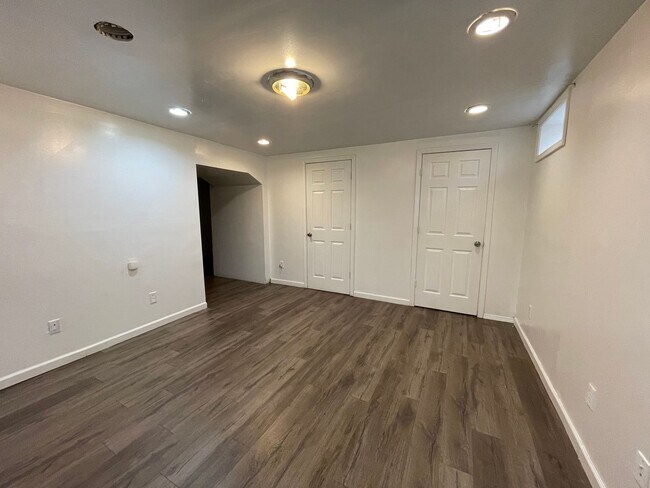 Building Photo - Abbott Court Apartments