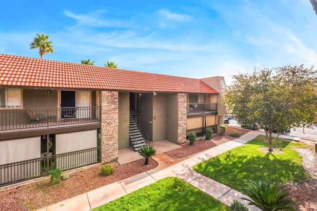 Building Photo - Bright & Charming Condo with Hardwood Floors and Included Appliances!