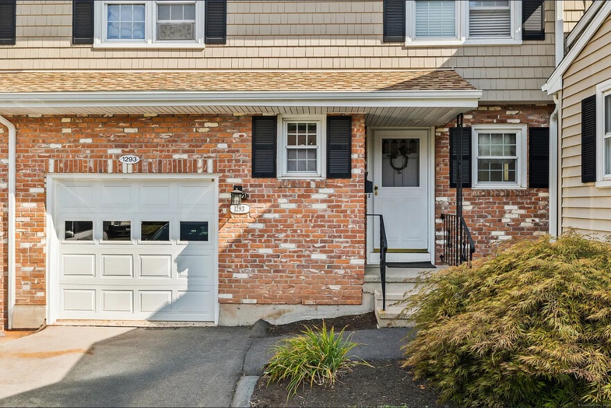 Primary Photo - 1293 New Britain Ave