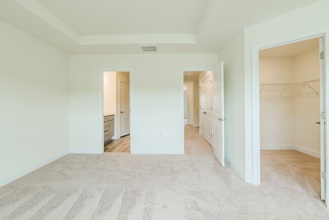 Building Photo - Available Early July - 3 Bed, 2.5 Ba in Convenient Location! Pet Friendly!