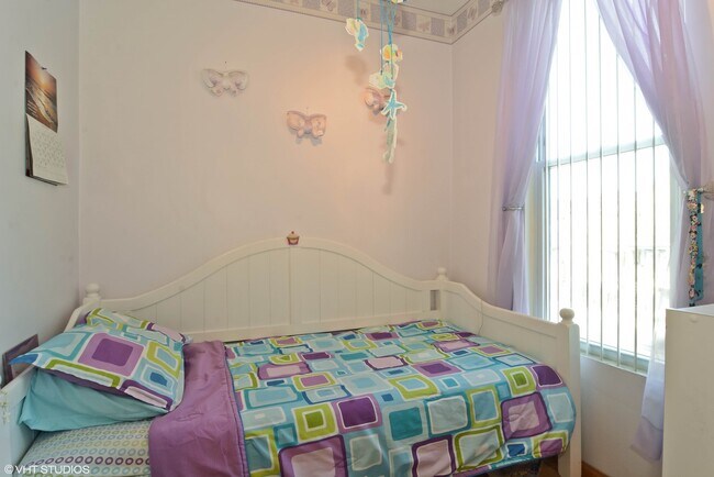 Building Photo - 3747 W Diversey Ave