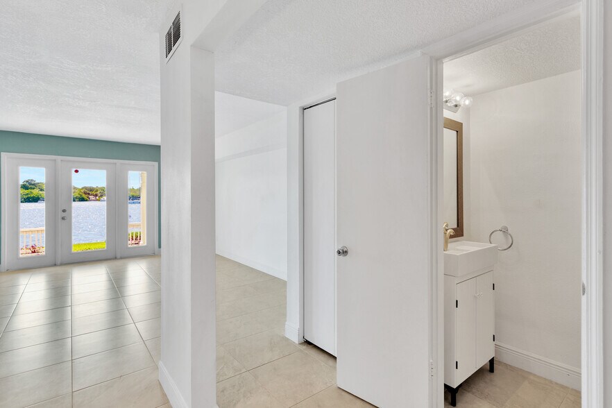 Building Photo - 3743 Pompano Dr SE
