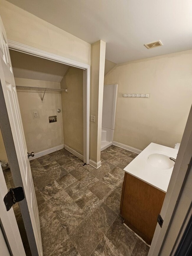 Building Photo - 3BR 2BA Townhome