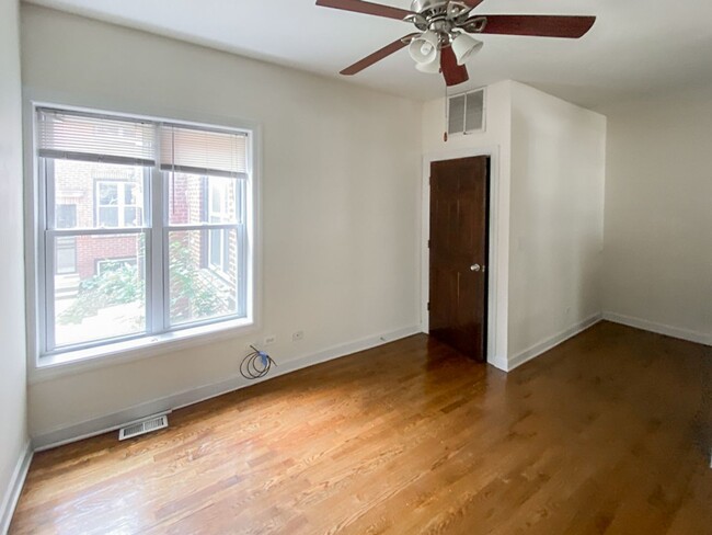 Interior Photo - 851-59 W. Cornelia