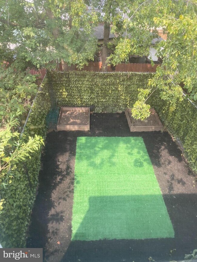 Building Photo - 415 Elm St