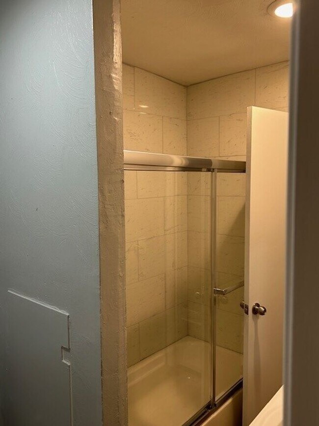 Building Photo - ***Newly renovated 3 BR 1.5BA /Water & Sewage included