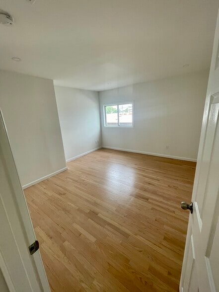 Building Photo - 2572 Merrick Rd