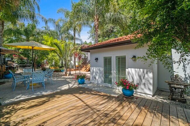 Building Photo - 4230 Van Nuys Blvd