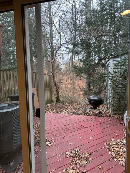 Building Photo - 8018 Grandview Ct