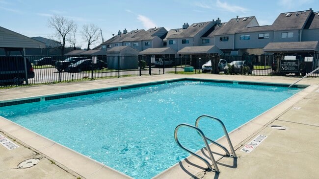 Building Photo - Golden Village Townhomes