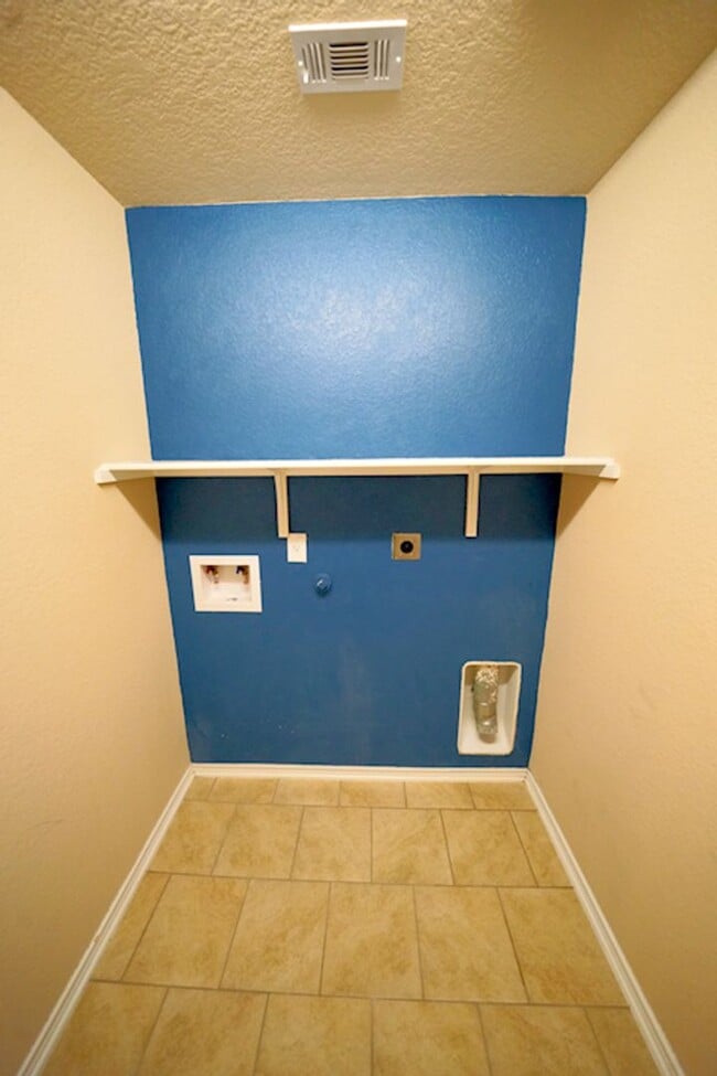 Building Photo - Gorgeous Selma Living with a Inground Pool! Realtor Commission: $625