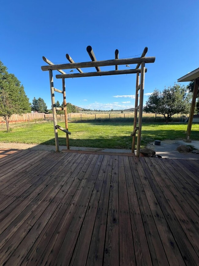 Building Photo - 3 Bedroom, 2 Bath Home on 1 Acre Property
