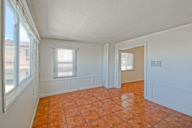 Building Photo - 3809 Crest Dr