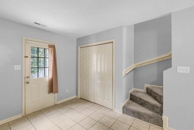 Building Photo - 402 Meadowbrook Ln