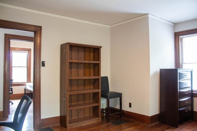 Building Photo - AVAILABLE FOR AUGUST 2026!  Large house near KRANNERT!