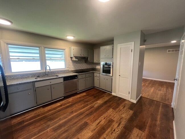 Building Photo - Spacious 4-Bedroom Home in Highly Desirabl...
