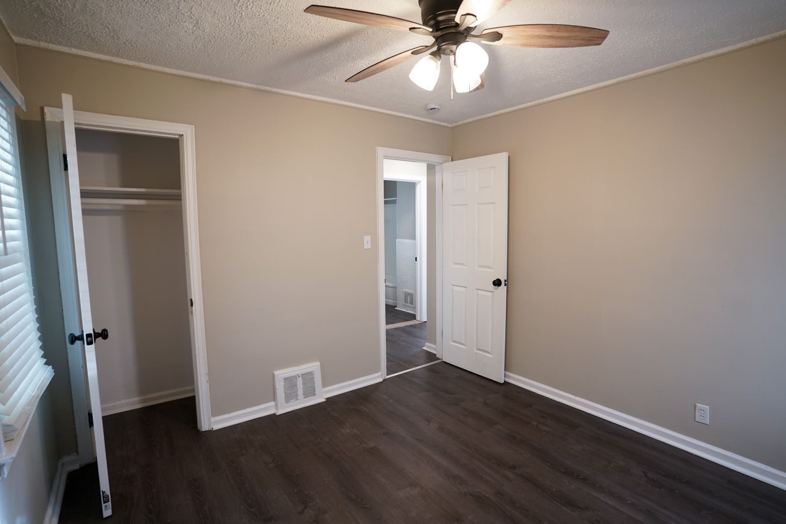 Building Photo - This beautifully updated 3-bedroom, 1-bath single-family home is ready for move-in!