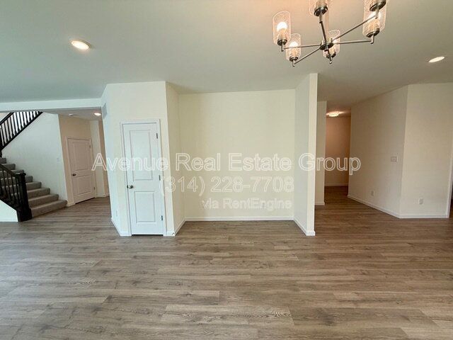 Building Photo - 713 Crested Pt Dr