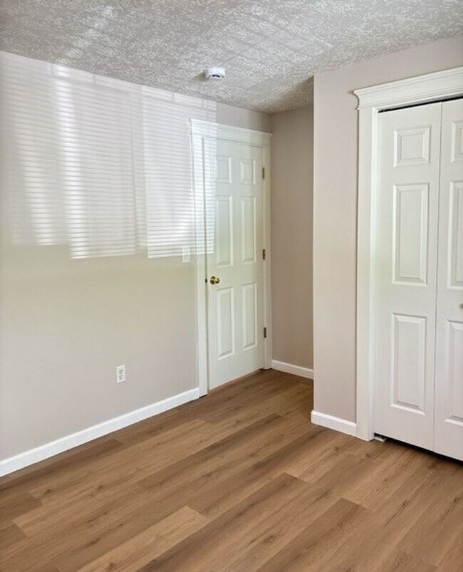 Building Photo - 3Bd/2Ba Single Story Home - Available to View!