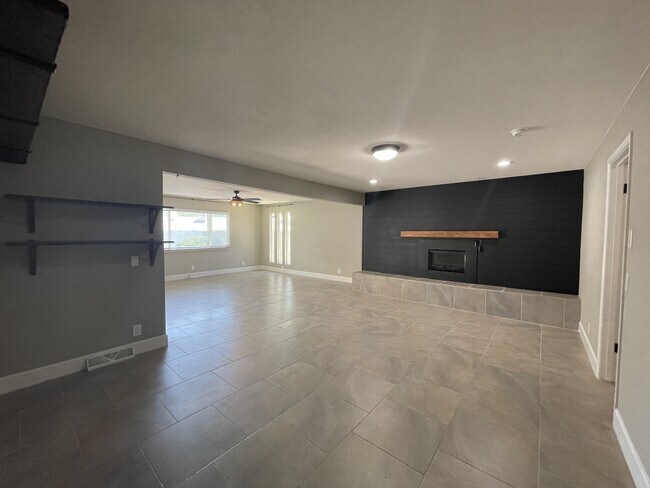Building Photo - 7604 Sierra Azul Ave NE