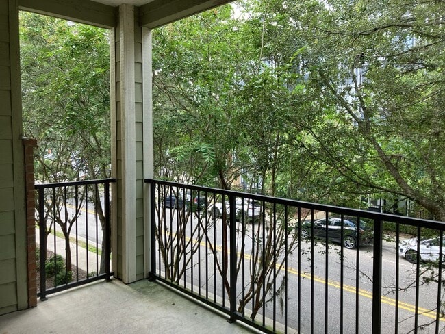 Building Photo - Campus View - Furnished 3 Bedroom, 3 Bathroom Apartment