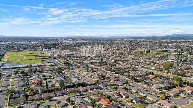 Building Photo - 996 S Siet Pl