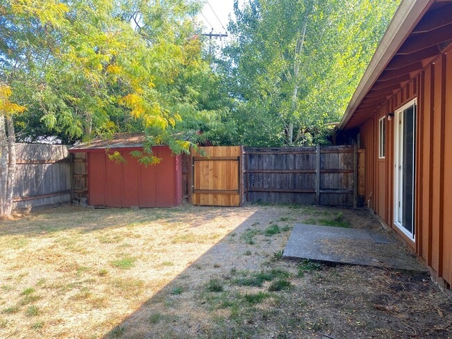 Building Photo - Darling 2 bedroom condo with fenced yard