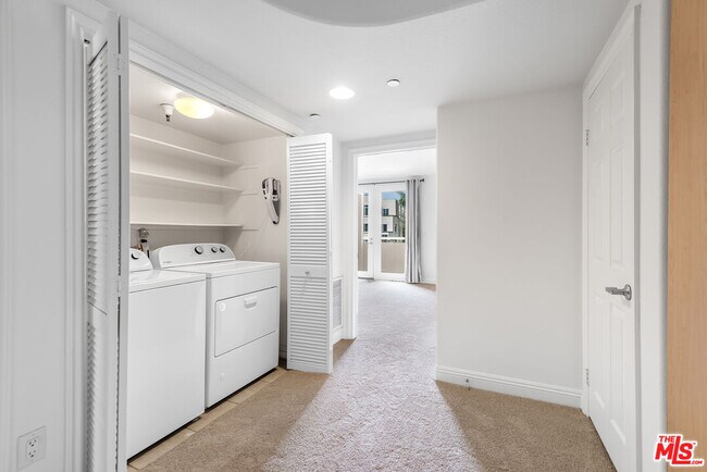 Building Photo - 5831 Seawalk Dr