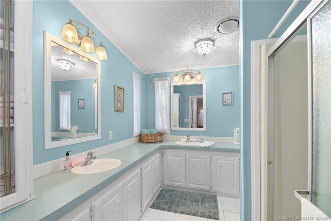 Building Photo - 7073 SE Birchwood Ln