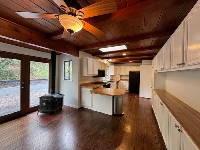 Building Photo - Wonderful 2 story home in Orinda