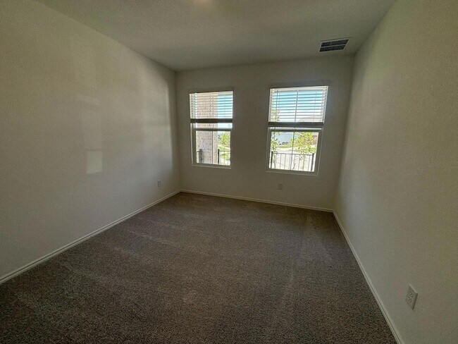 Building Photo - 275 Keefer