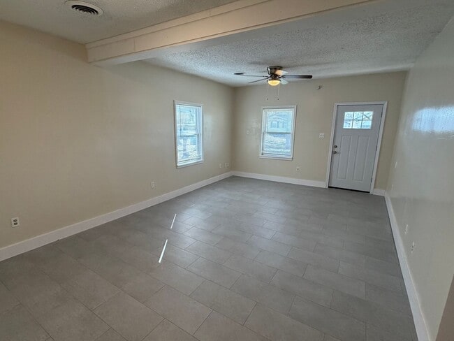 Building Photo - 916 N 10th St