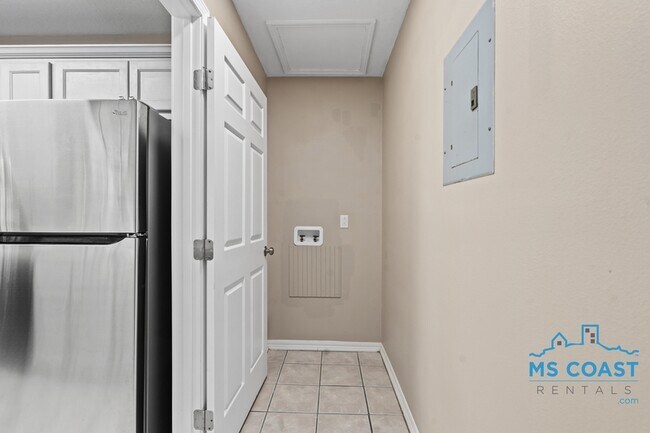 Building Photo - 108 N Island View Ave