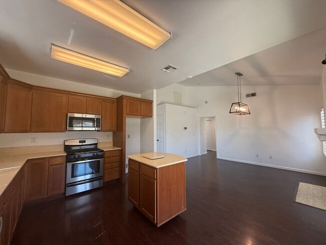 Building Photo - Charming 3 bedroom, 2 bathroom home locate...