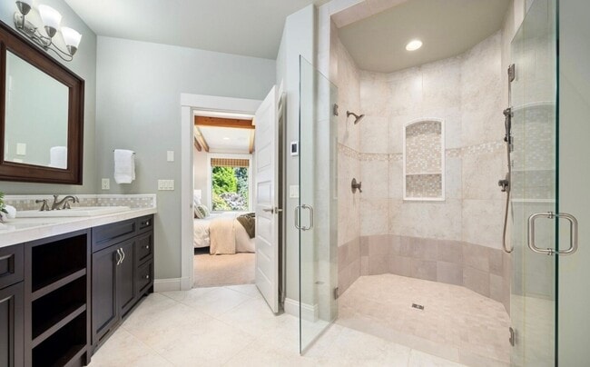 Building Photo - Beautiful Home in Semiahmoo!