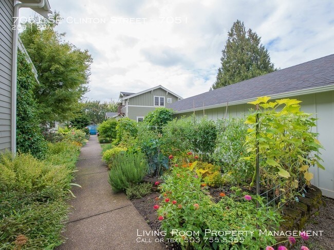 Building Photo - 7051 SE Clinton St