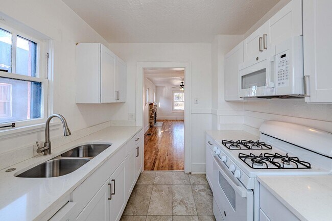 Building Photo - 720 Marquette Ave NW