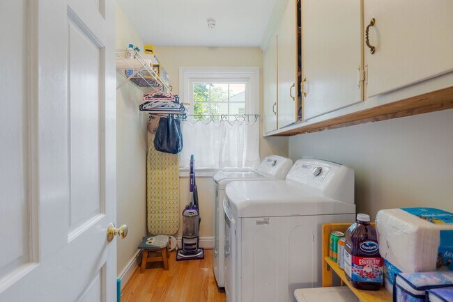 Building Photo - Beautiful Single-Level Home with In-Law Suite and Expansive Yard ***Available Early August 2026***