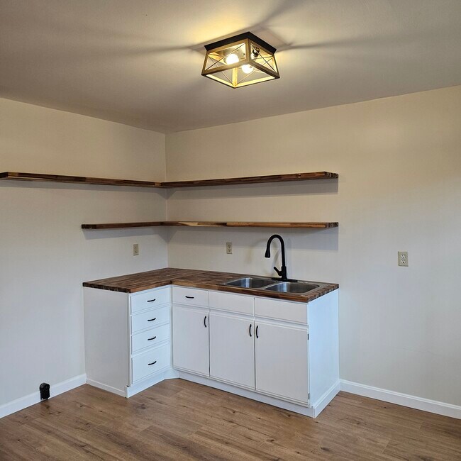 Building Photo - 43 W Main St