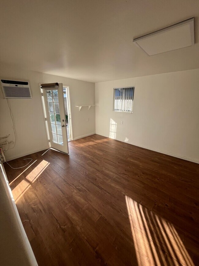 Building Photo - 5850 Cedarglen Dr