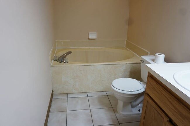 Building Photo - 2 bedroom 2 bathroom flat