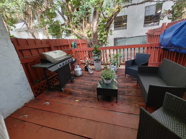 Building Photo - 1901 NW S River Dr